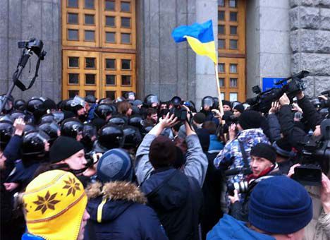 В Харькове около 100 активистов пикетируют сессию горсовета