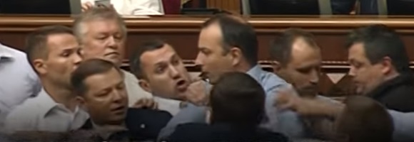 Не поделили микрофон: появились кадры потасовки между Ляшко и Соболевым возле парламентской трибуны