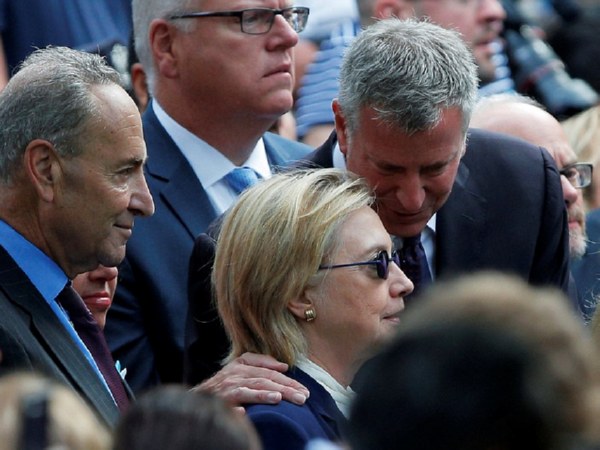 В пресс-службе Хиллари Клинтон официально сообщили о причине ее обморока на церемонии памяти жертв трагедии 11 сентября