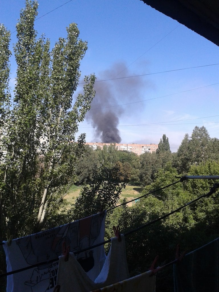 ​Очевидцы: в районе ж/д в Донецке горят жилые дома. Люди в панике