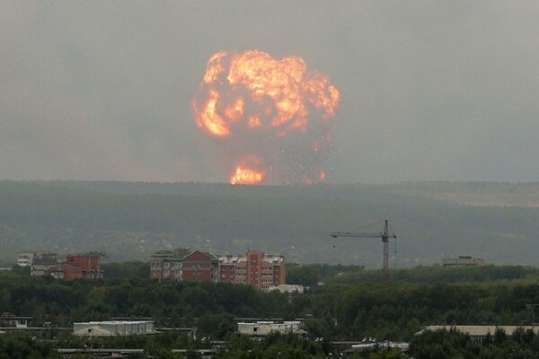 Взрыв и пожар на военном складе в Ачинске: что не так с версией Минобороны РФ