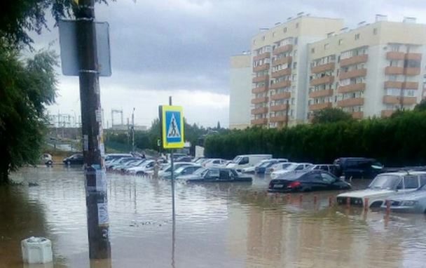 Все позаливало: в оккупированном Крыму мощный потоп после дождя – опубликовано видео природного бедствия