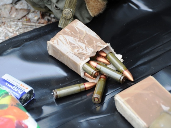 Мариупольский стрелок был вооружен под завязку: полиция выясняет, откуда у него модернизированный карабин, граната и патроны