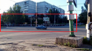 Просто фото из оккупированного Луганска: знаковый кадр показал всю безысходность в "ЛНР", люди выстаивают огромные очереди на автобус, чтобы попасть в "загнивающую" Украину