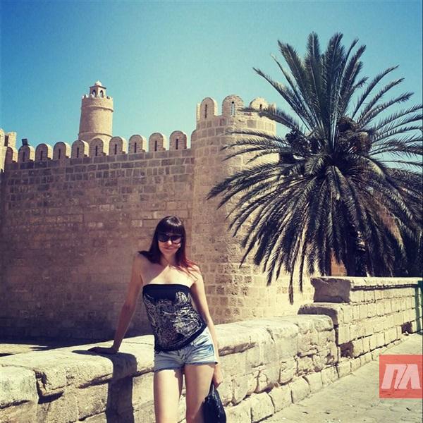 "Нагуманитарила": зам. бывшего мэра оккупированной Горловки на "честно" заработанные потусила в Тунисе (кадры)