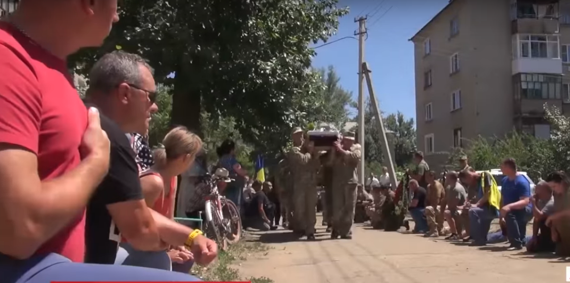 Люди плакали и вставали на колени: в Рубежном с почестями похоронили 20-летнего бойца ВСУ - кадры