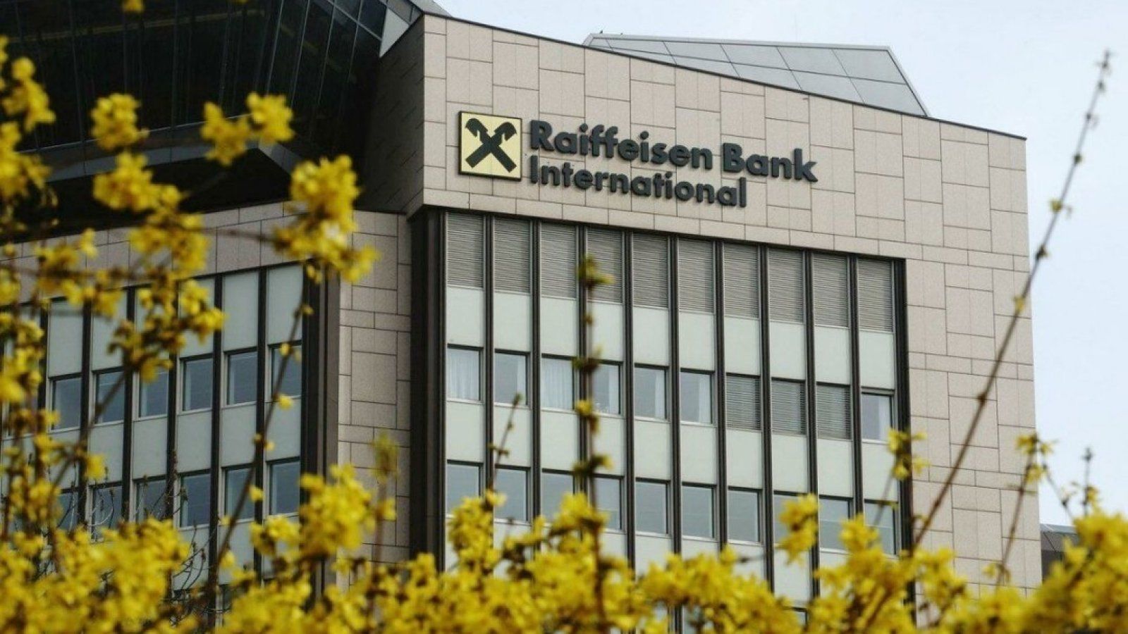 Крупный европейский банк зарезервировал €46 млн на случай эскалации в Украине и санкций против РФ
