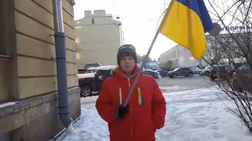 В центре Санкт-Петербурга развернуты десятки украинских флагов: что происходит - кадры