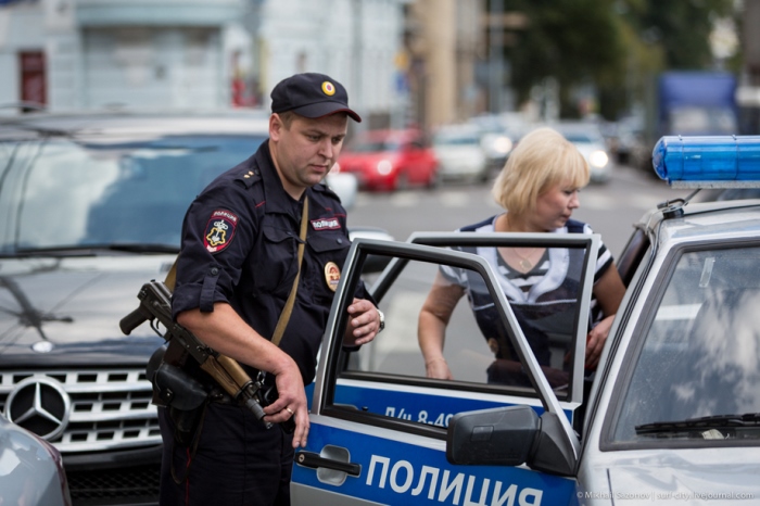 Все подъезды к Керченской переправе перекрыты блокпостами с автоматчиками, в самом городе ездит бронетехника - очевидцы  