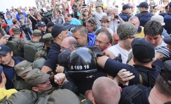 В Одессе произошли столкновения митингующих с правоохранителями – в ход пошел газ, к горсовету подтянули бронетехнику 