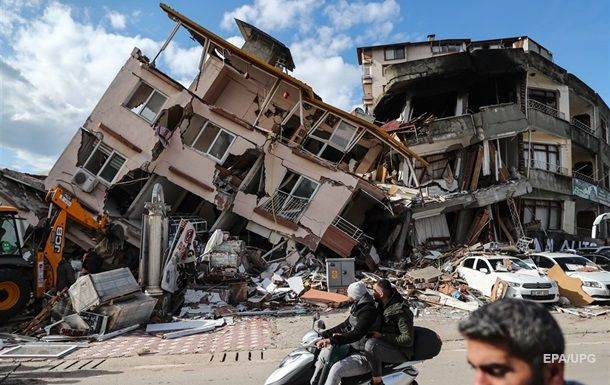 Землетрясение в Турции: появилось трогательное видео, как спасатели достают из-под завалов ребенка