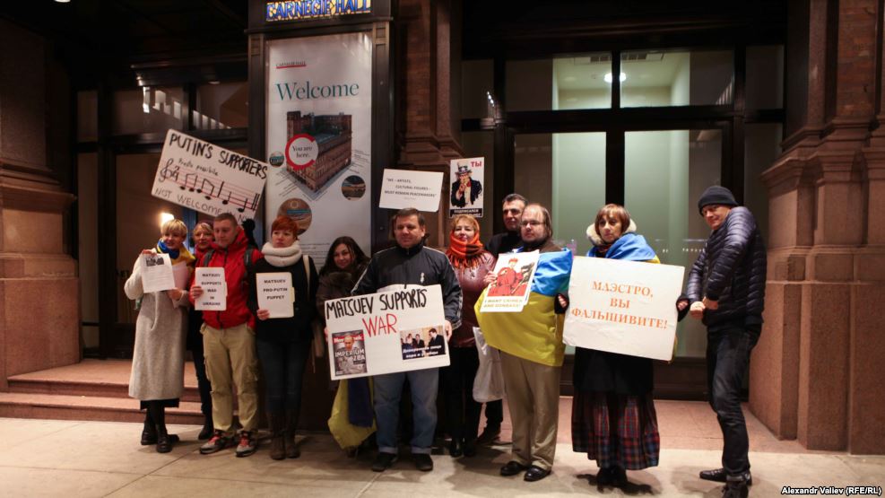 В Бостоне и Нью-Йорке активисты организовали протест против концертов российского пианиста Мацуева, поддержавшего аннексию Крыма