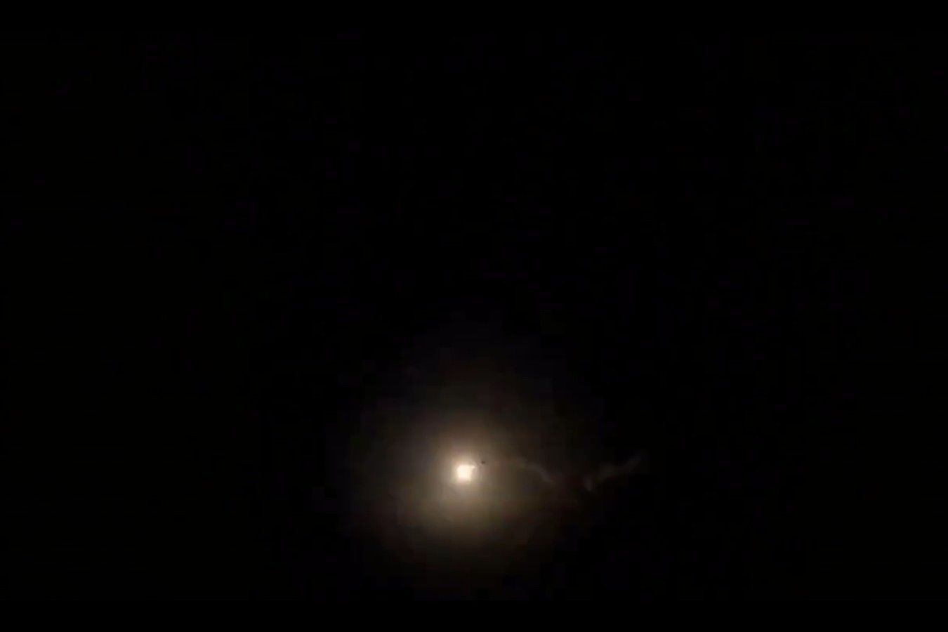 ​Зенитчики ВСУ ночью устроили "охоту" на авиацию ВС РФ: ликвидация российского вертолета попала на видео