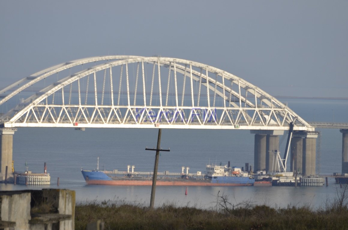 В Сети опубликованы первые кадры, как россияне блокируют Керченский пролив: под мостом "очередь кораблей"