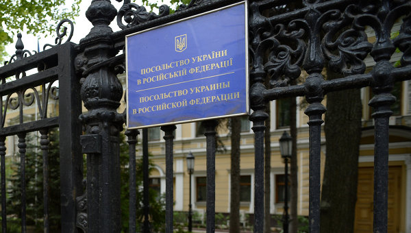 В Москве девушка дважды пыталась повеситься на заборе у здания посольства Украины