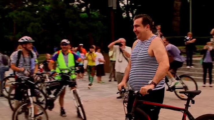 Саакашвили сел на велосипед в тельняшке и развлекал одесситов