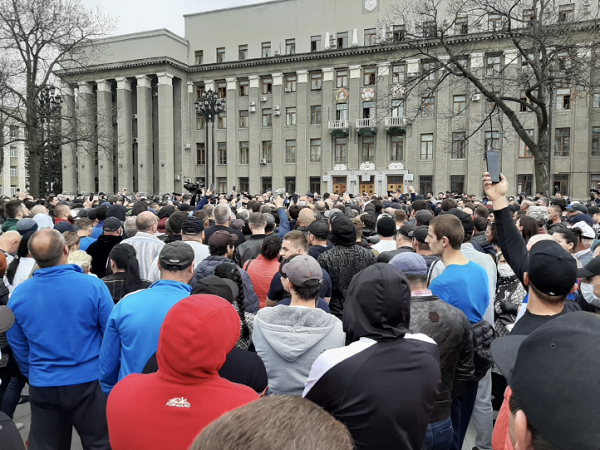В центре Владикавказа стихийный бунт против властей РФ: кавказцы требуют отставки, к зданию Правительства стянут ОМОН и Росгвардия