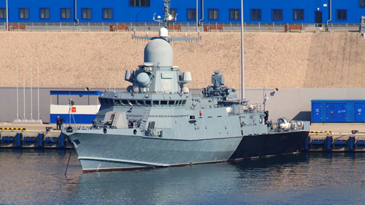 ​Воронка от прилета ракеты: СМИ выложили в Сеть новые кадры с места поражения "Циклона" в Крыму