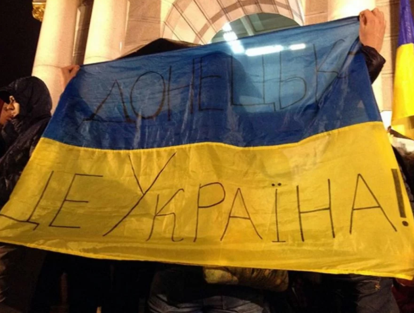В Сети показали знаковое фото из Донецка: люди нашли новое место, чтобы поддержать связь с Украиной