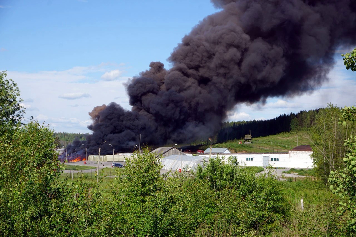 ​На Урале пылает воинская часть армии России - появились первые кадры мощного пожара