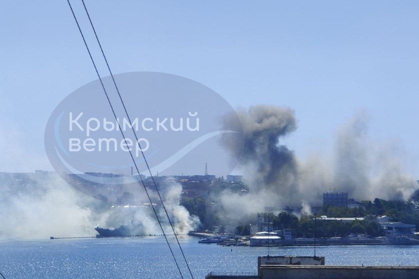 ​"Жестко бьют", – в центре Севастополя взрывы, после атаки горит штаб Черноморского флота РФ