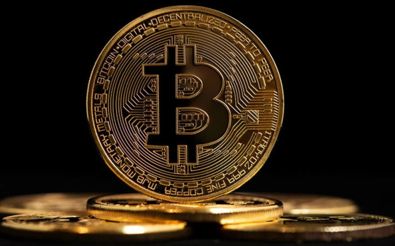 Цена Bitcoin обвалилась до уровня 2020 года и продолжает падать: названа причина, связанная с США 