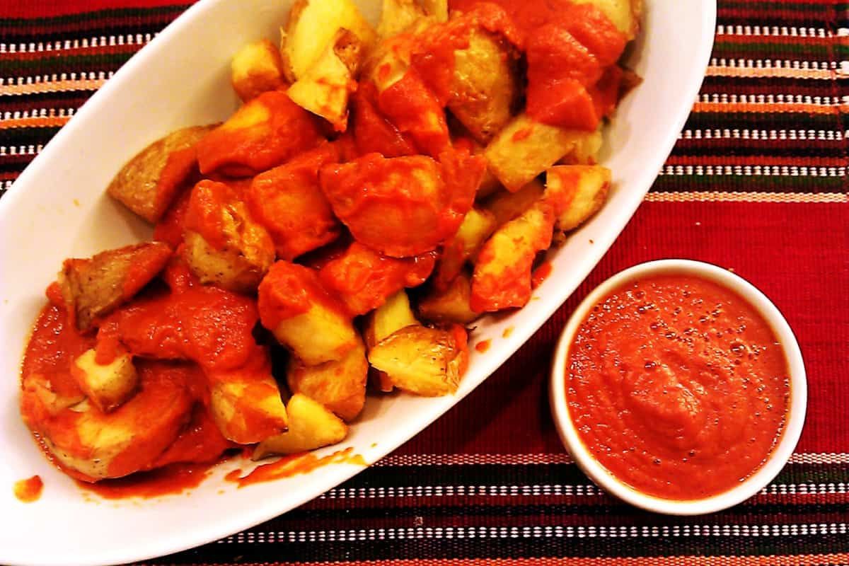 Пікантна страва зі звичних продуктів: рецепт смачної картоплі по-іспанськи