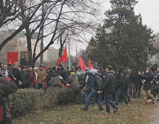 Главное за день 7 ноября: массовые столкновения в Харькове, ЦИК посчитал 100% бюллетеней, встреча Путина и Обамы