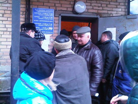 В Артемовске на получение пропусков в зону АТО собралась очередь около 3000 человек - СМИ