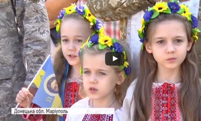 Просили мира для Украины: жители Мариуполя в вышиванках вместе с бойцами АТО прочитали молитву в честь Дня Независимости - кадры