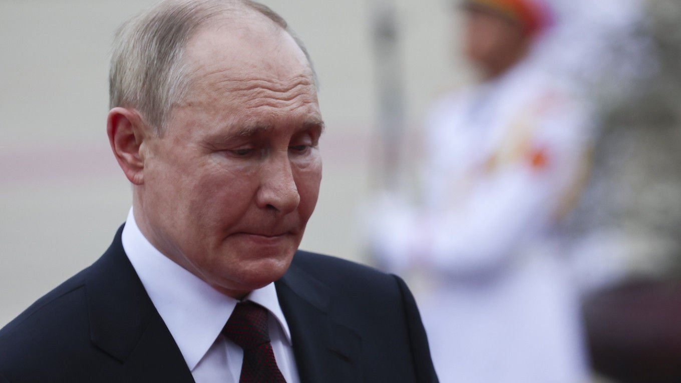 Кремль бросил армию ботов защищать Путина в Сети: россияне возмущены "подарком" властей РФ