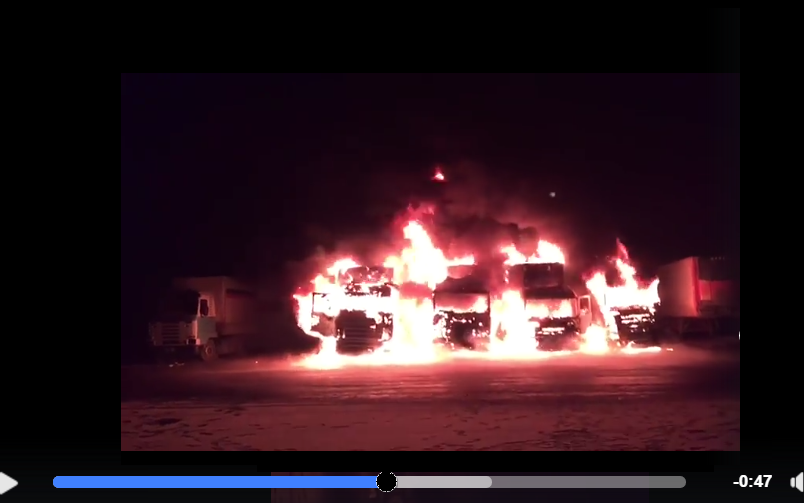 Российские власти объявили настоящую войну протестующим дальнобойщикам: ночью на трассе сожгли полдесятка фур (кадры)