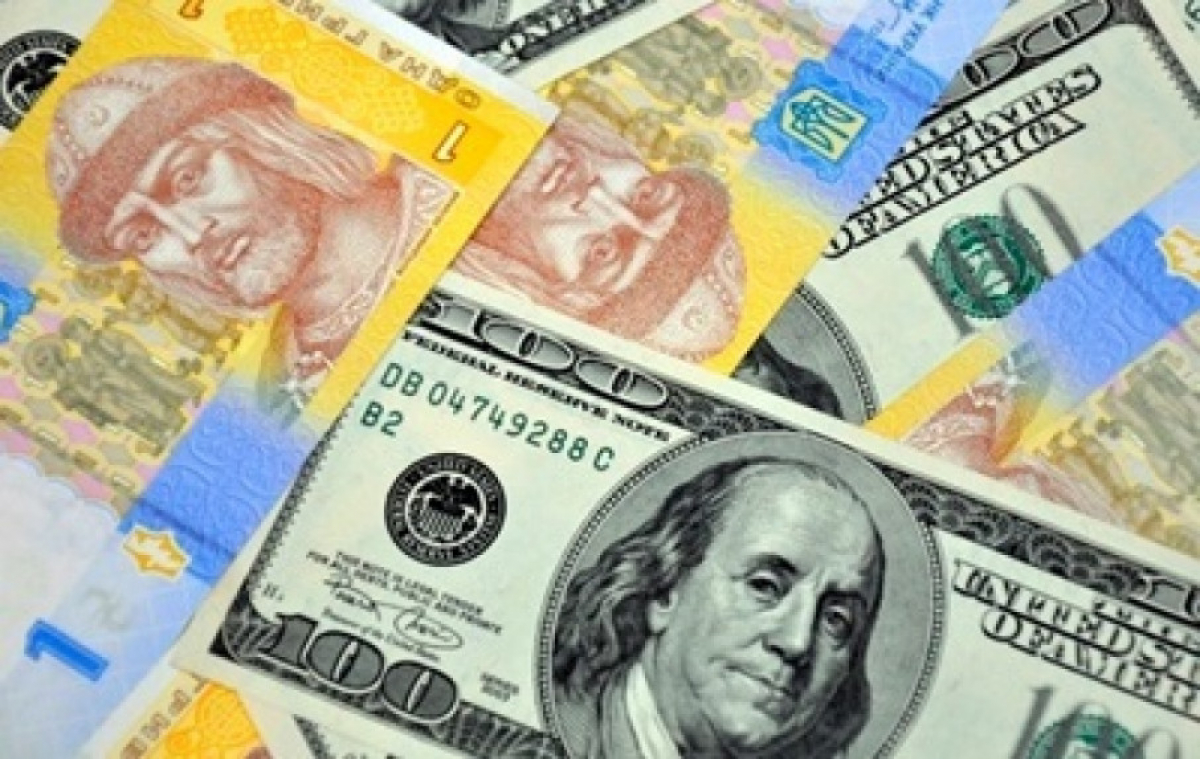 Доллар "пробил" новый минимум: падение курса в Украине продолжается