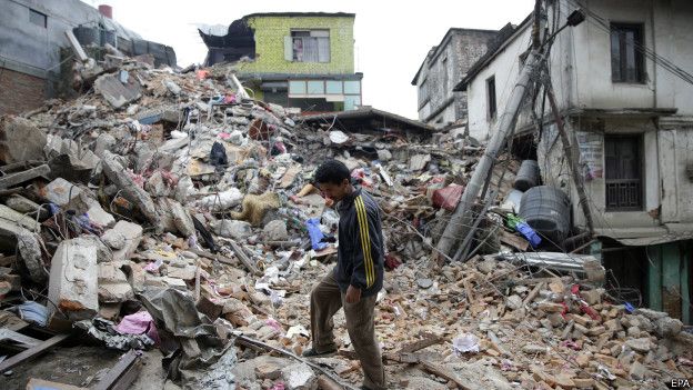 Число жертв землетрясения в Непале превысило 2,5 тысячи, в больницах не хватает мест для трупов