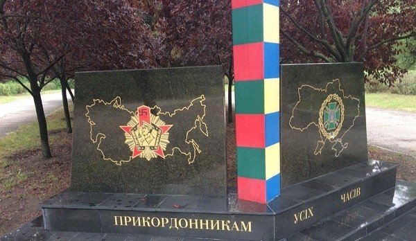 На памятнике пограничникам в Николаеве нарисовали свастику: хулиганкой оказалась сгорбленная старушка – кадры