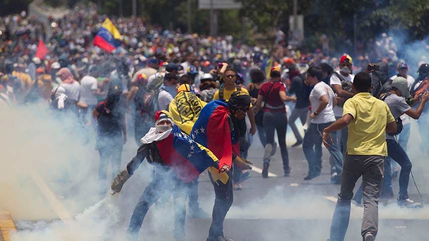 Число погибших и раненых в Венесуэле растет: жители страны борются против диктатора Мадуро – кадры 