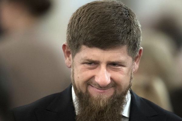 Под елкой: Кадыров в стихах позвал "солидного друга" сразиться в снежки - кадры
