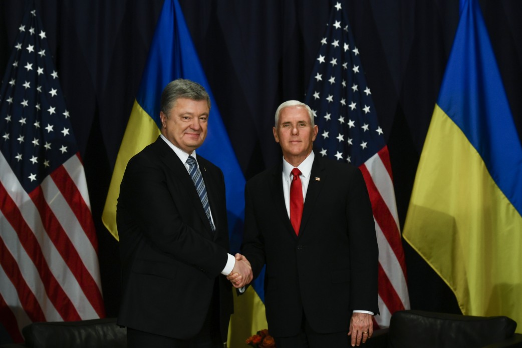 Вице-президент США Пенс Порошенко: "Позвольте выразить простой месседж и вам, и украинскому народу: "Мы с вами""