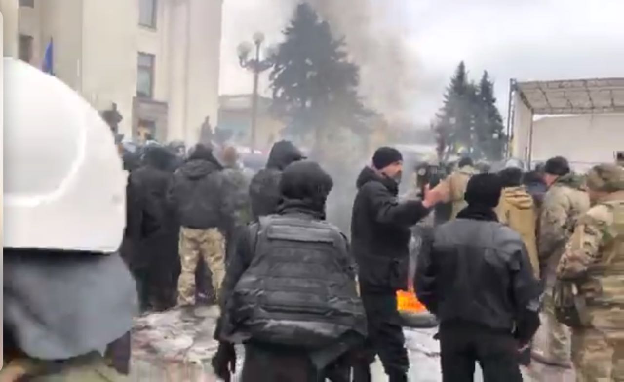 Первая драка и задержание в центре Киева: опубликованы кадры сожжения шин и флага России толпой митингующих у стен Рады