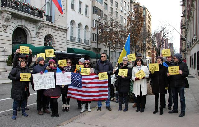 В Нью-Йорке пикетировали российское консульство: требуют выпустить украинского политзаключенного режиссера Сенцова