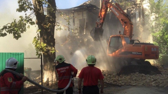 В Киеве рядом с детским садом обрушился старинный дом - спасатели обещают до конца дня разобрать все завалы