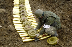 Близ Мариуполя прошли учения саперов - оборудовали четырехрядные противотанковые минные поля