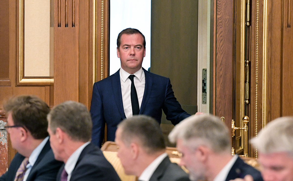 Медведев ушел в отставку после выступления Путина 