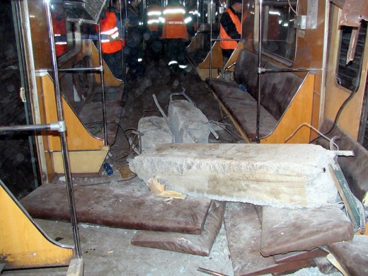 Первые кадры из вагона московского метро, который сошел с рельсов 15.07.2014