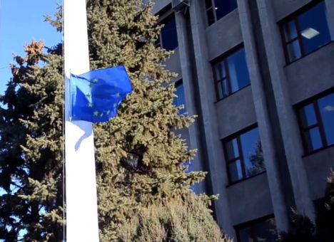 Над Славянском поднят флаг Евросоюза