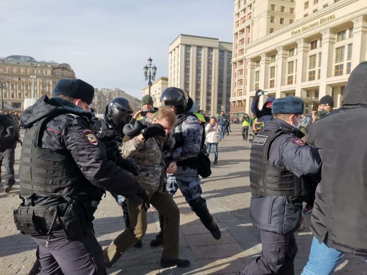 В Москве и еще 30 городах России тысячи людей протестовали против войны с Украиной: задержания закончились ДТП