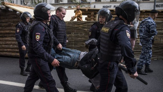 ​Будни полицейского государства: на антикоррупционном митинге в Москве силовики "повязали" более 130 детей, выступивших против политика Путина