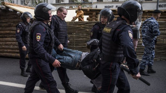 ​Будни полицейского государства: на антикоррупционном митинге в Москве силовики "повязали" более 130 детей, выступивших против политика Путина