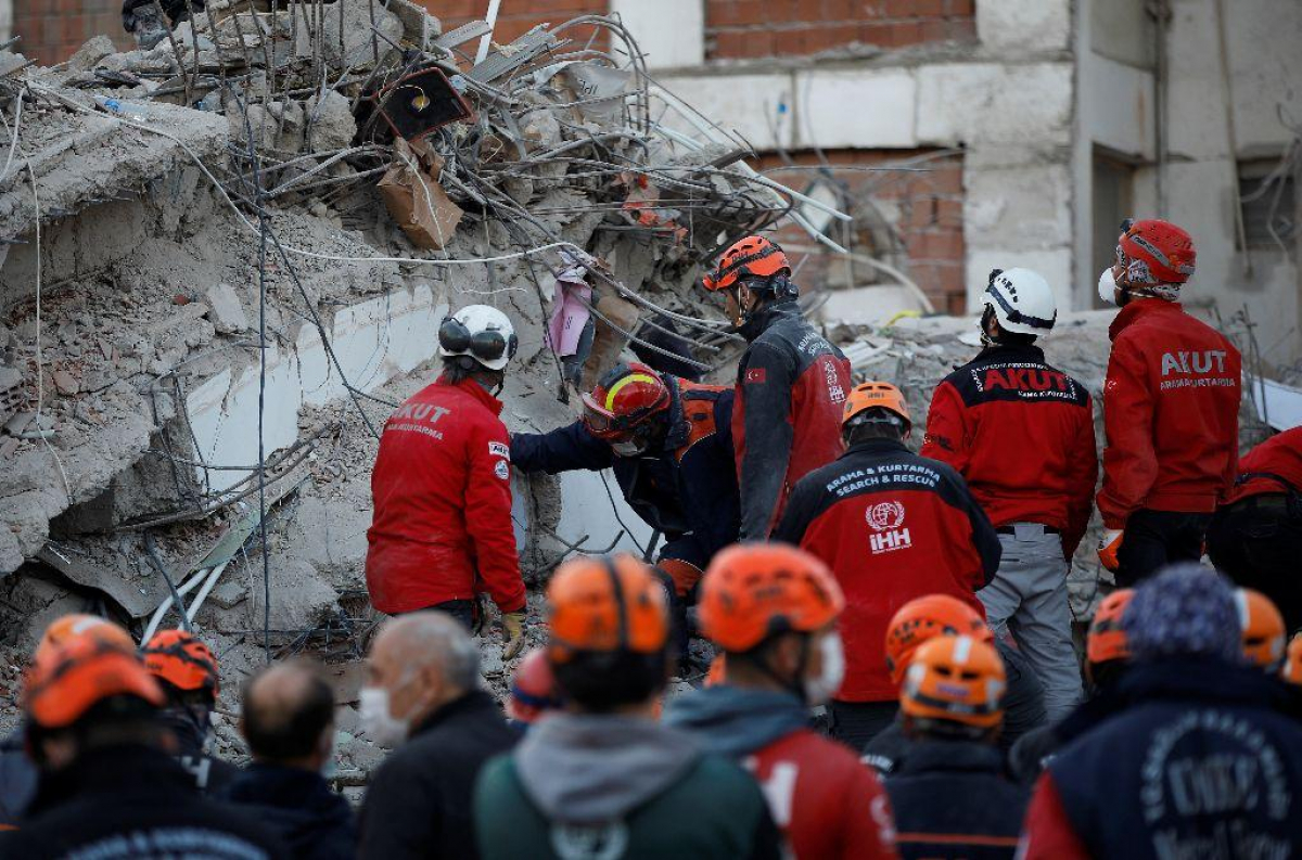 В Измире спасатели вытащили из-под завалов 3-летнюю девочку спустя 65 часов после землетрясения