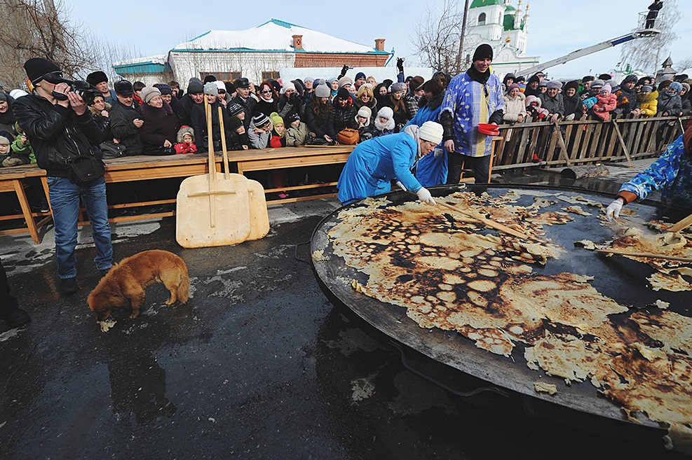 В центре Москвы на Масленицу кормили сгоревшими блинами